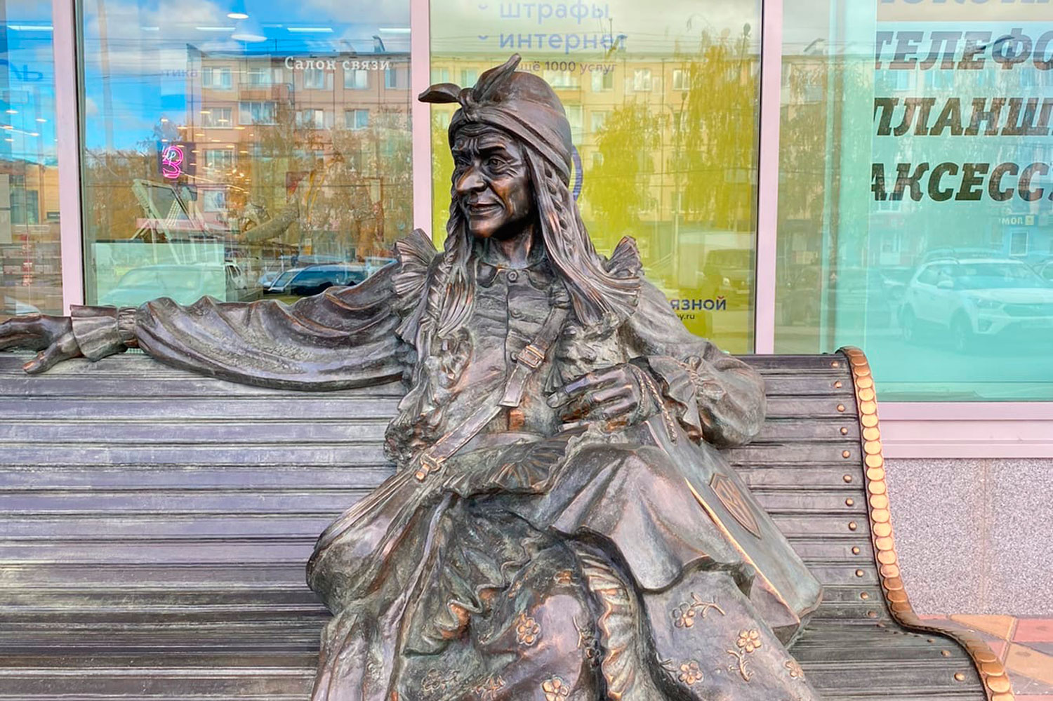 Добро пожаловать фоткаться! В Каменске-Уральском появилась бронзовая фигура Бабы Яги — такие есть в Дубаи, Майами, Уфе и Москве
