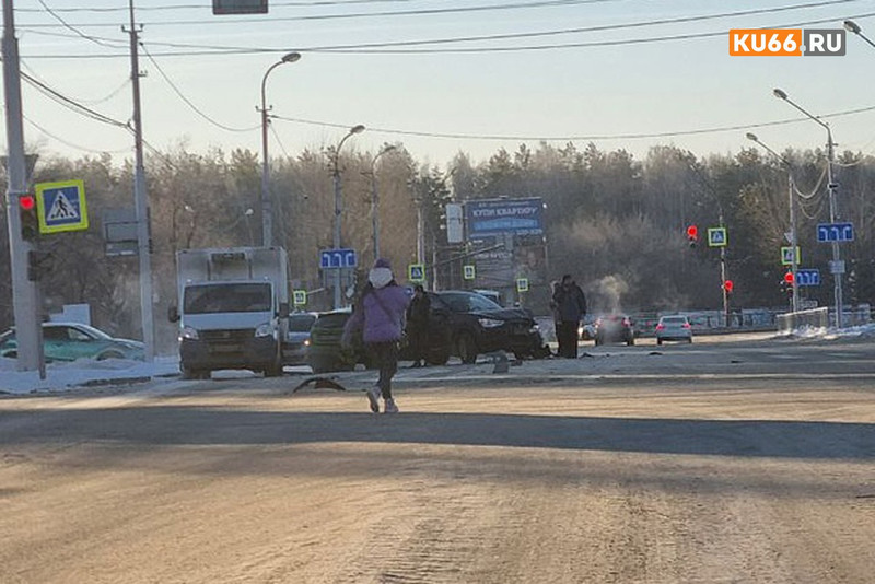 Утром в центре Каменска-Уральского столкнулись три автомобиля. ВИДЕО