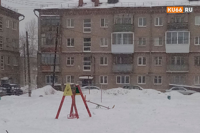 Тараканы бегают по подъезду, света нет, а окна в подъезде грязные: каменцы показали, в каком жутком состоянии их дом по ул. Октябрьская