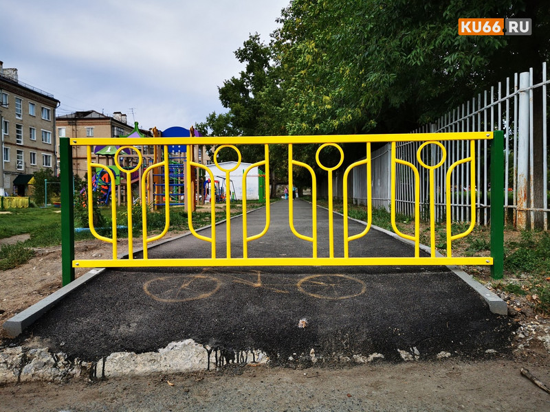 То ли велосипедистам нельзя, то ли пешеходам: новый тротуар, перегороженный забором у дома по пр. Победы, рассмешил людей