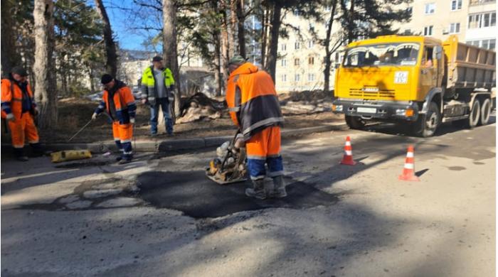 Каменск-Уральский борется с ямами: где уже отремонтировали дороги, а где работы продолжаются? | В Каменске-Уральском продолжается ямочный ремонт дорог после зимы