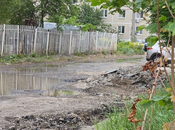 Повреждение трубопровода в Каменске-Уральском: без холодной воды остались два дома | Коммунальная авария в Каменске-Уральском оставила без холодной воды два дома