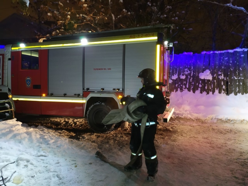 Ночью в Каменске-Уральском в крупном пожаре сгорели два дома и минивэн Nissan