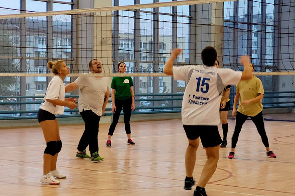 В Каменске-Уральском в честь 100-летнего юбилея Роспотребнадзора прошел товарищеский матч по волейболу