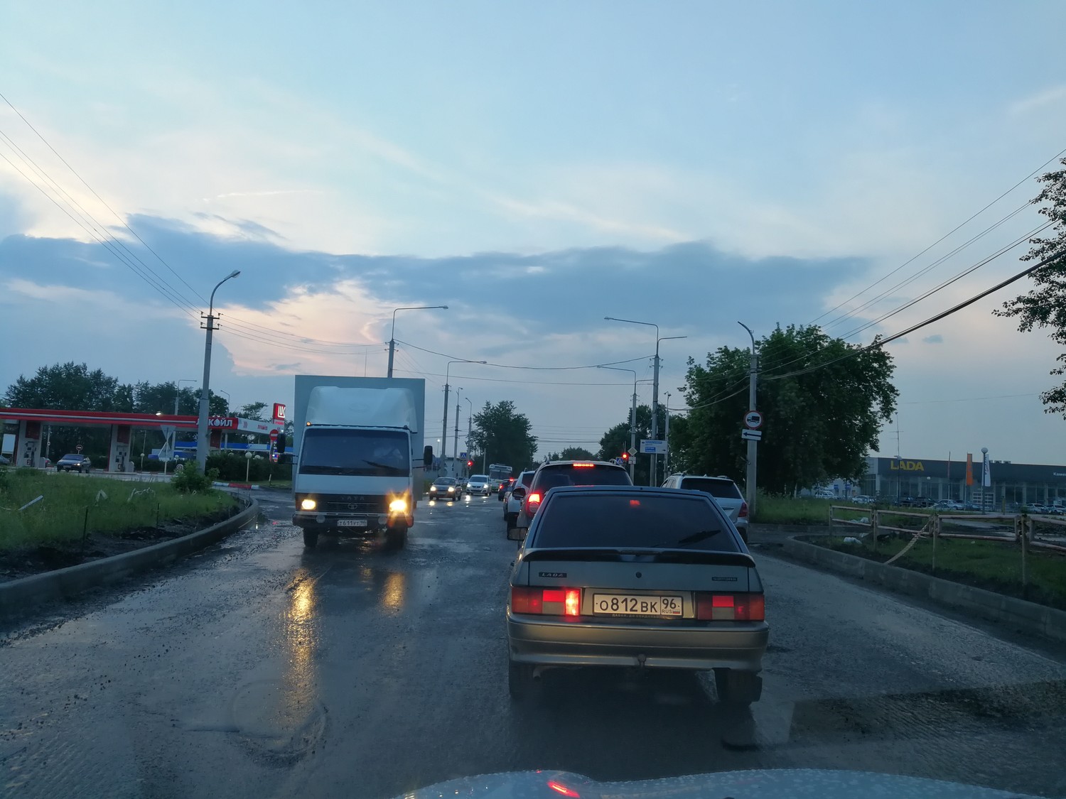 Важно! На улице Ленина в Каменске-Уральском в пятницу вечером случился коллапс: движение тут регулируют инспекторы ГИБДД, а водители «тупят»