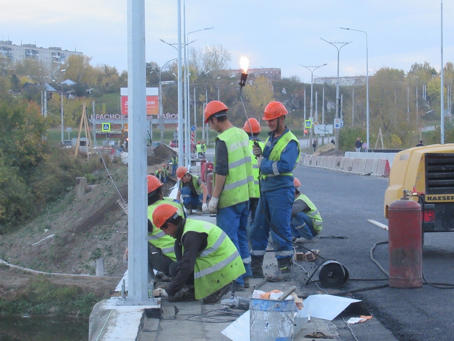 На Байновском мосту в Каменске-Уральском начали укатывать асфальт на пешеходной дорожке. Срок открытия остается прежним