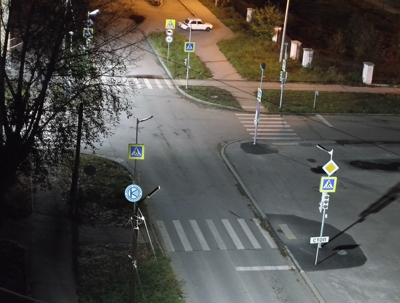 Ночью в Каменске-Уральском неизвестный мужчина отключил светофоры и освещение | Уралец ночью выключил светофоры и освещение — утром питания все еще нет