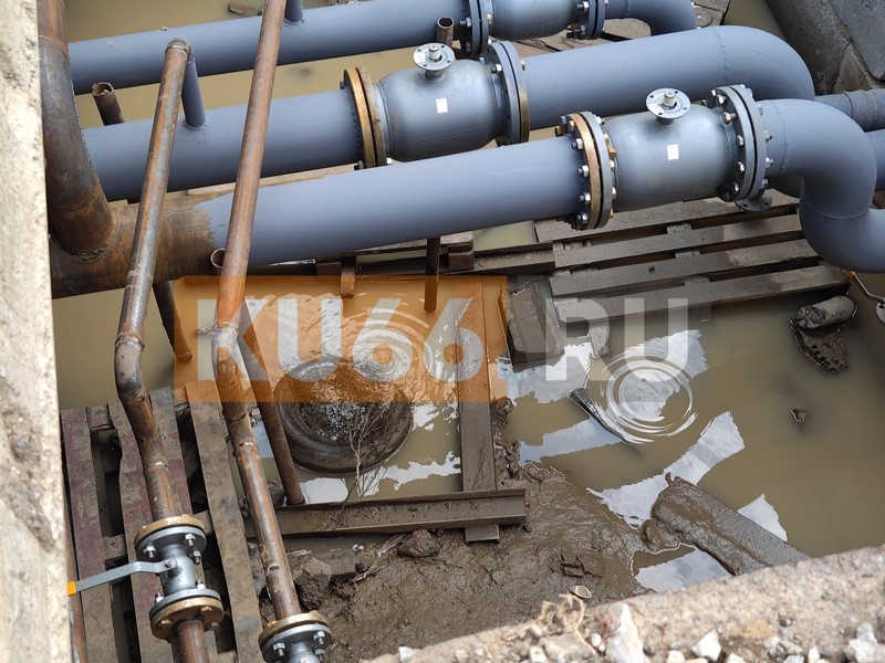 Вскрытая траншея и брошенный въезд: жители Каменска-Уральского пожаловались на затяжной ремонт | В Каменске-Уральском объяснили, когда закончится ремонт на одной из улиц