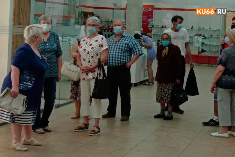 Все как всегда: люди, пришедшие на прививки от коронавируса в ТЦ Каменска-Уральского, создали огромные очереди по вине организаторов...