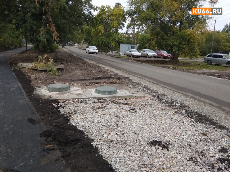 «К нам почему-то не вывели переход». Жильцы домов по ул. Зои Космодемьянской страдают, подходя к дороге: тротуар есть, но...