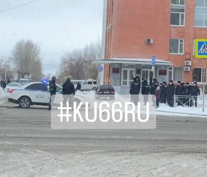 В Каменске-Уральском силовики огородили часть улицы В Каменске-Уральском силовики огородили часть улицы