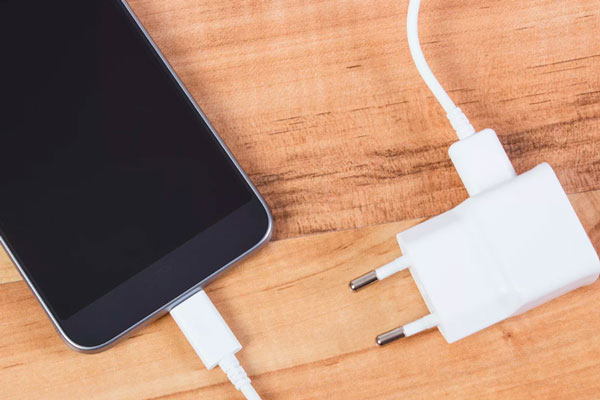 Эксперт рассказал, в каких случаях опасно заряжать телефон Эксперт рассказал, в каких случаях опасно заряжать телефон