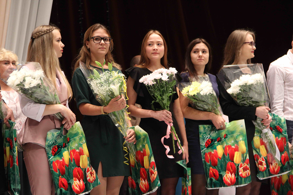 Необычно. Молодые мужчины встретят нынче первоклашек и детсадовцев в Каменске-Уральском - выпускники вузов захотели стать педагогами!