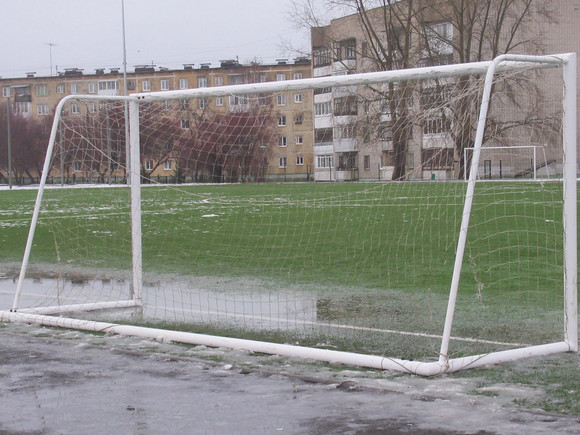 На одном из лучших школьных стадионов в Каменске-Уральском неизвестные испортили сетку футбольных ворот и вырвали сиденья на трибунах. ФОТО
