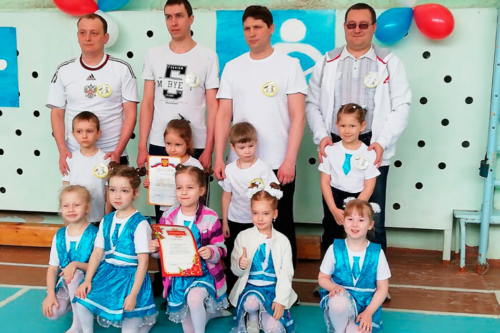 Детсадовцы сражались с первоклашками: в Каменске-Уральском прошел городской праздник для семей. Ребята соревновались в ловкости и интеллекте