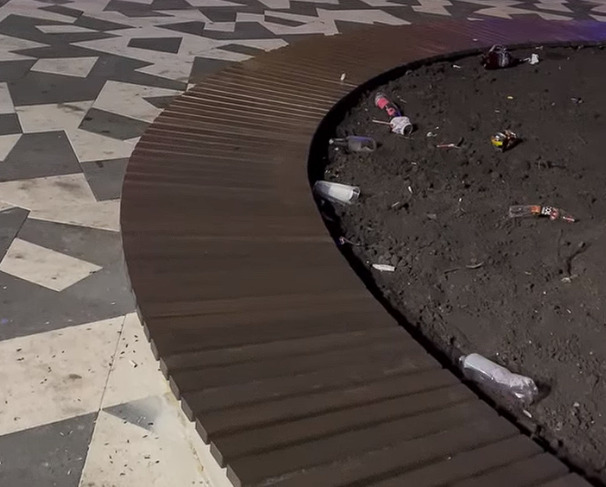 «Где живем, там и гадим»: Байновский сад в Каменске-Уральском превратился в помойку, не успев открыться | Ставший знаменитым Байновский сад в Каменске-Уральском успели «загадить» до открытия