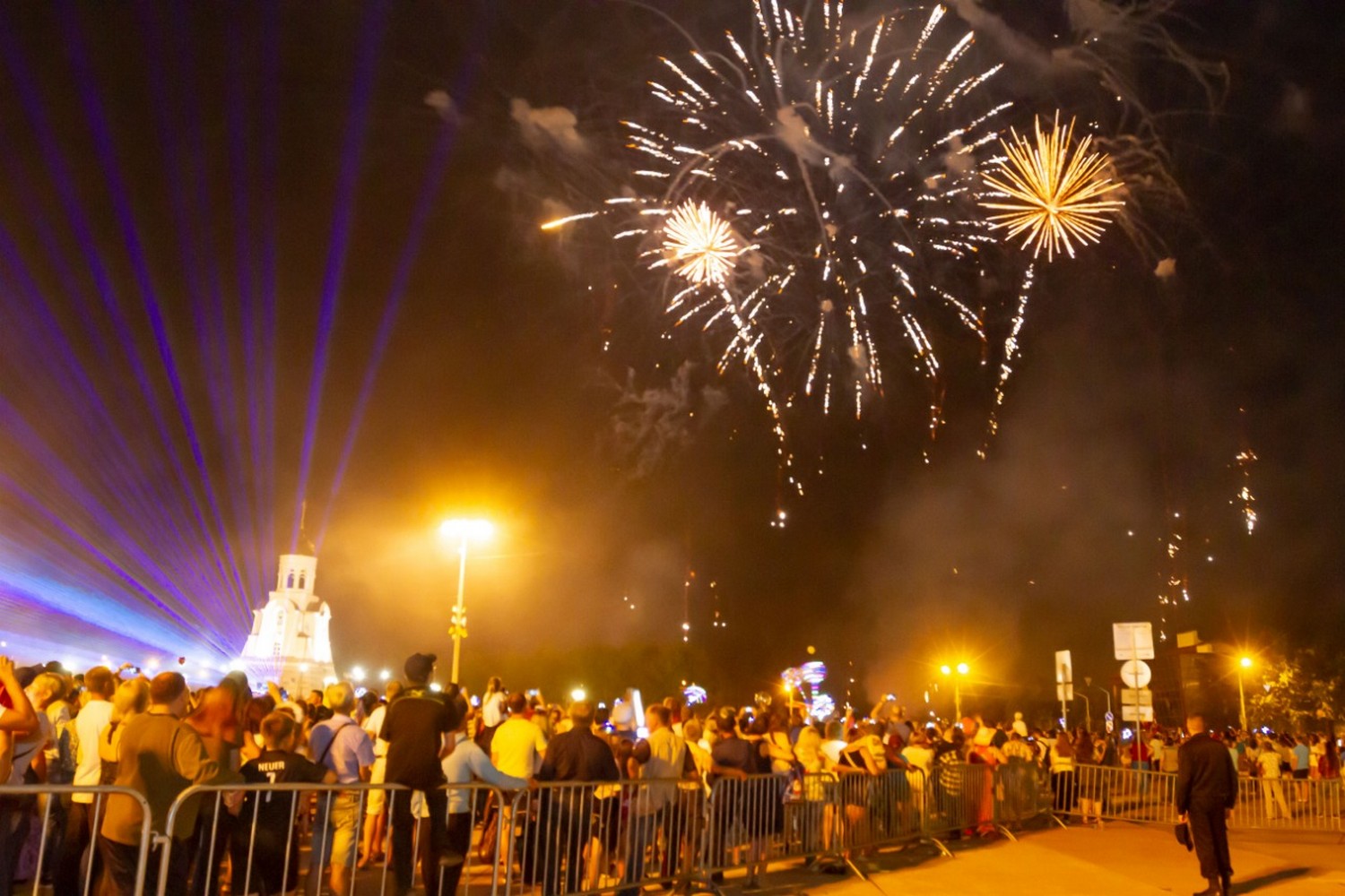 Апогей Дня города металлургов в Каменске: пели звезды эстрады, а затем начался фейерверк — палили с трех точек и подсвечивали лазером