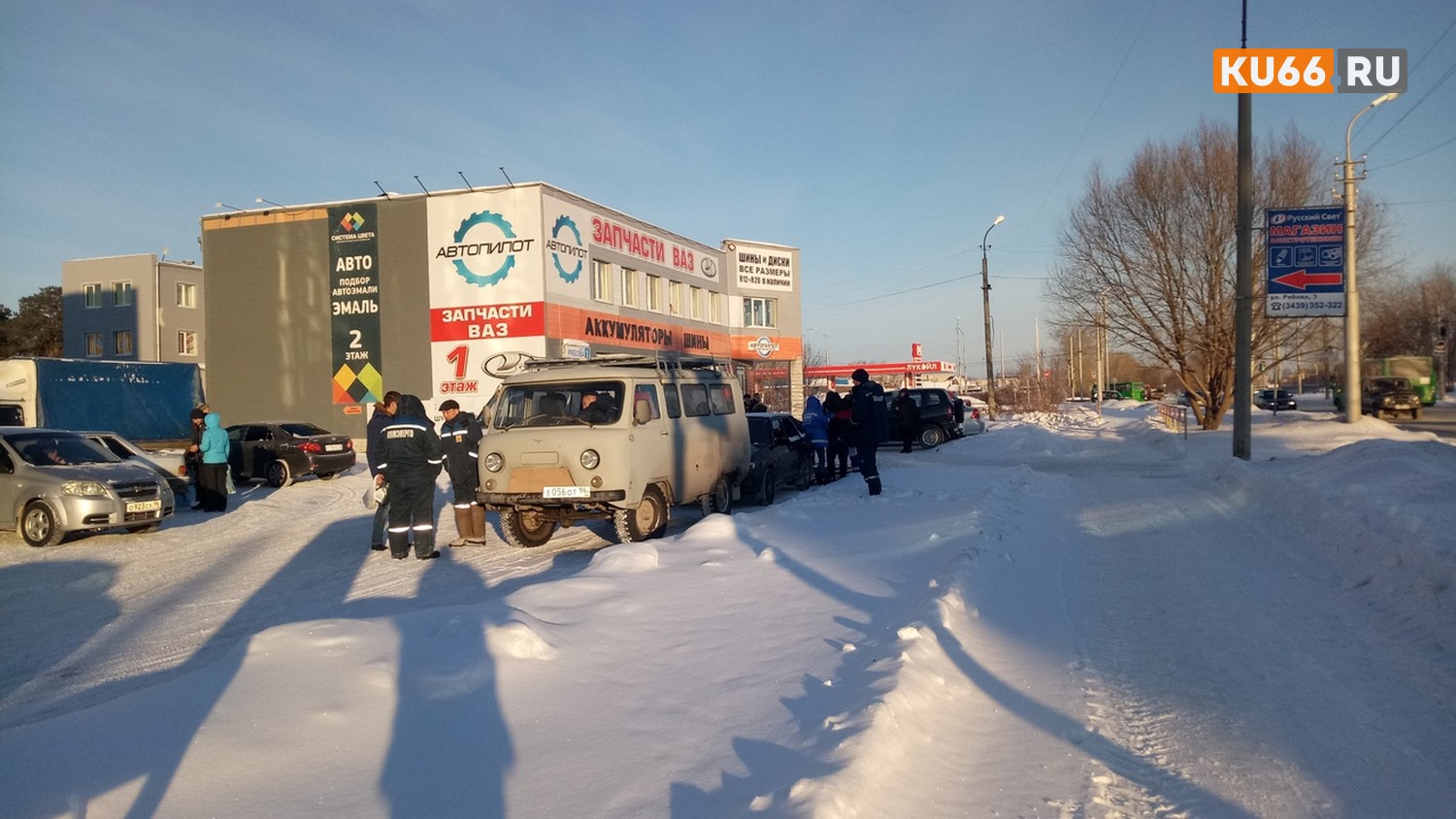В Каменске-Уральском бригада ремонтников на «уазике» сбила мужчину на парковке. «Он не смог встать, ему придавили ноги!»