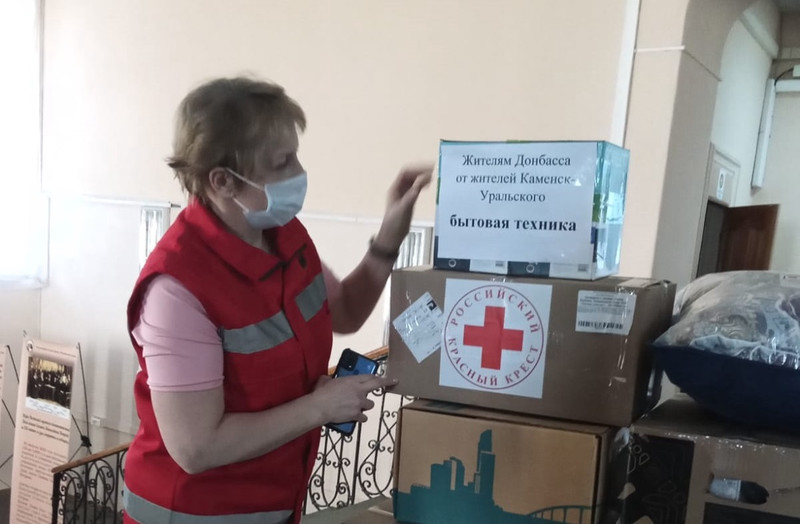 Вице-губернатор поблагодарил жителей Каменска-Уральского за помощь беженцам из ДНР и ЛНР — им отправили больше семи тонн вещей и продуктов
