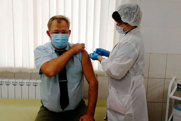 Главный санэпидемиолог Каменска-Уральского в числе первых привился от гриппа — в городе официально стартовала прививочная кампания