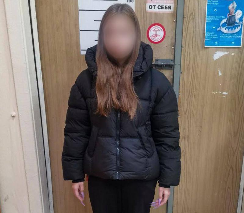 Курьершу с «когтями» поймали в Екатеринбурге: она украла у пенсионеров 3,2 млн рублей | В Екатеринбурге поймали курьершу с «когтями», укравшую у пенсионеров 3,2 млн рублей