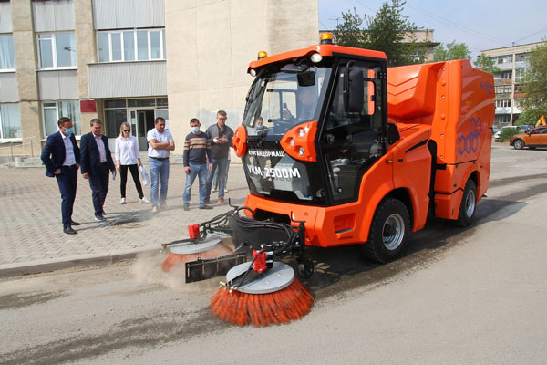 Власти Каменска думают, покупать ли для уборки тротуаров спецмашину за 9 млн руб. Давайте вместе подскажем чиновникам, надо или нет? ОПРОС