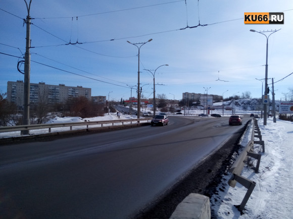 Жители Каменска-Уральского согласны выворачивать ноги и биться на дорогах – чистая машина и обувь «без камешков» для некоторых важнее…