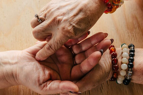 Хиромант рассказал, способны ли линии на ладони указывать на порчу