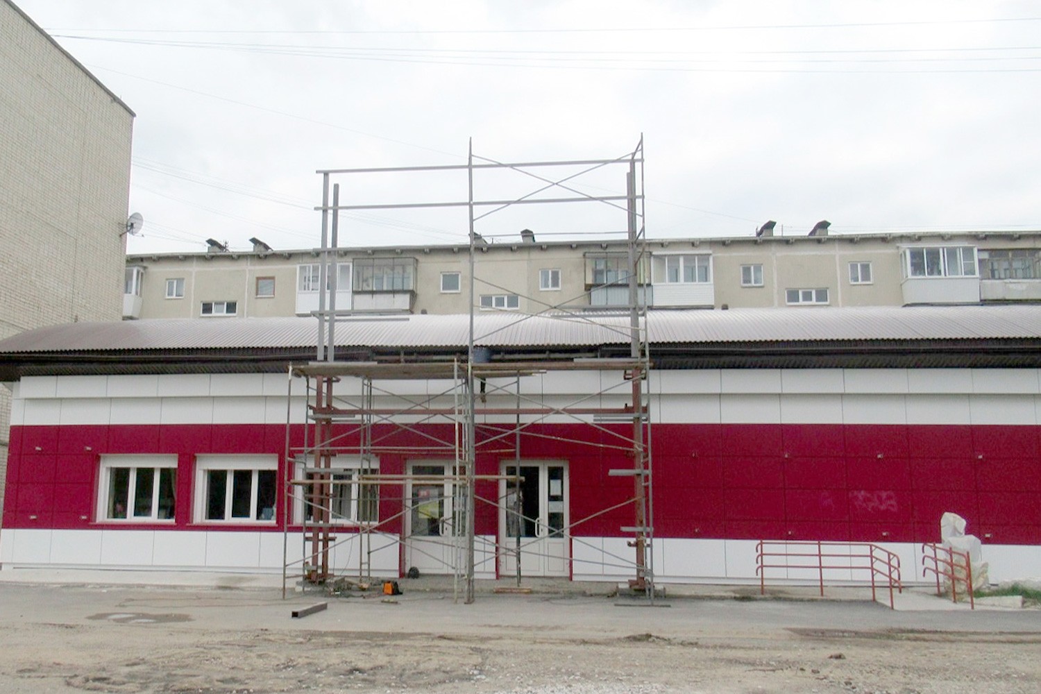 «Убогое сооружение демонтируют». Выставочный зал Каменска-Уральского преобразится к первому ноября: рабочие собирают входную группу