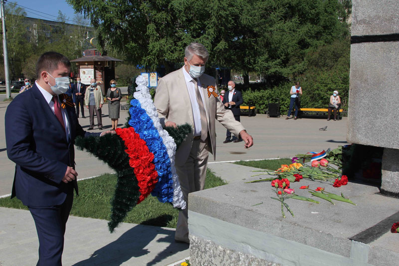 День Победы в Каменске-Уральском: возложения цветов к мемориалам стали главным событием праздника в условиях самоизоляции из-за эпидемии