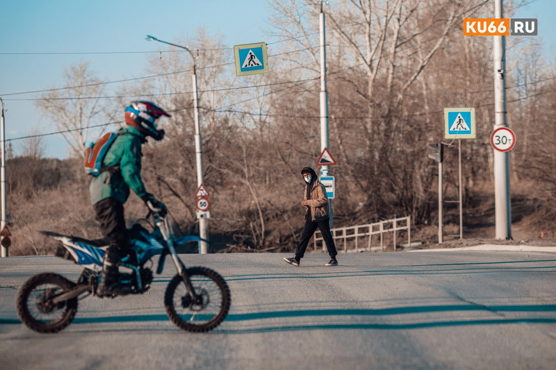 На двоих уральцев составили протокол о нарушении режима изоляции, но суд отказался их штрафовать