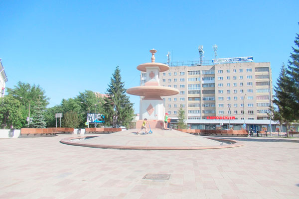 Фонтаны в Каменске-Уральском не проработали и недели, как один из них попытались сломать вандалы. Их лица есть на камерах видеонаблюдения!