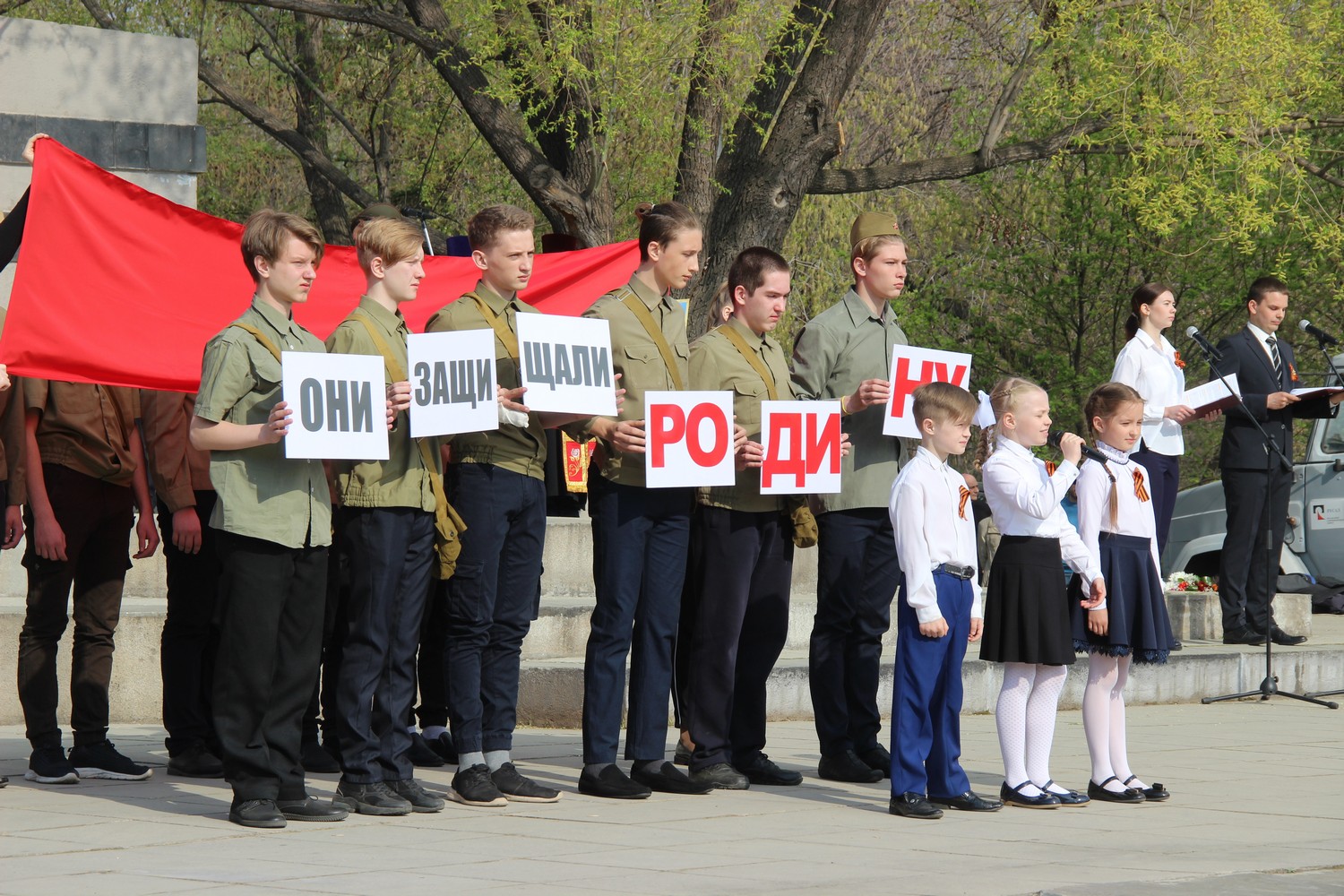Праздничный концерт, солдатская каша, митинг: как День Победы встретили сотрудники УАЗа и члены их семей в Каменске-Уральском?