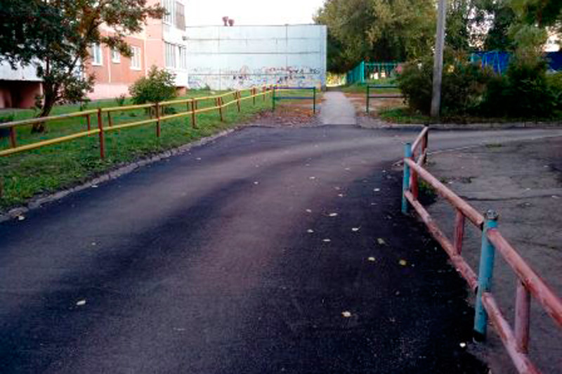 Не заплатками, а целыми островами. Как управляющая компания Каменска-Уральского обошла разрешение жильцов на ремонт дорог во дворах