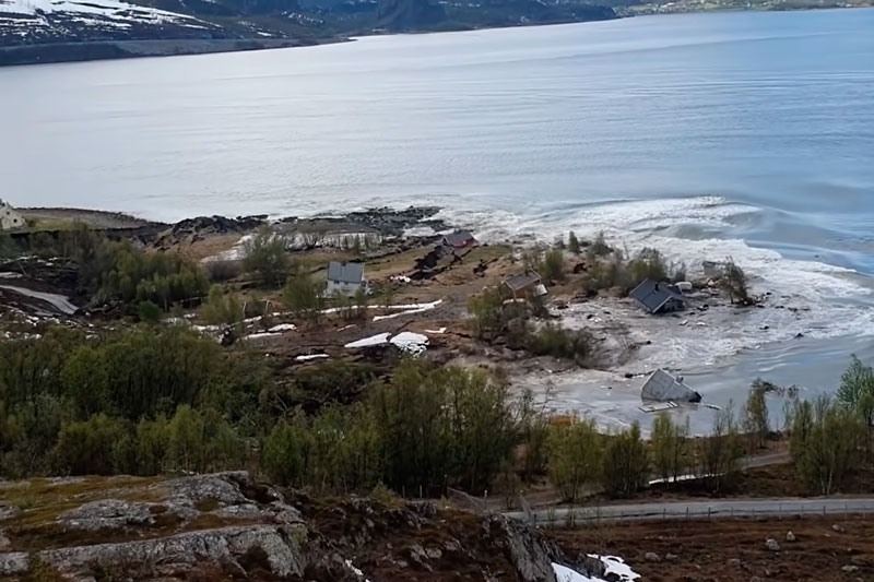 Оползень унес в море жилой поселок