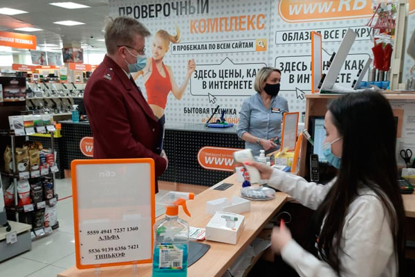 «Требования соблюдаются спустя рукава». В Каменске проверили 20 магазинов — и покупателям, и персоналу плевать на эпидемическую ситуацию?