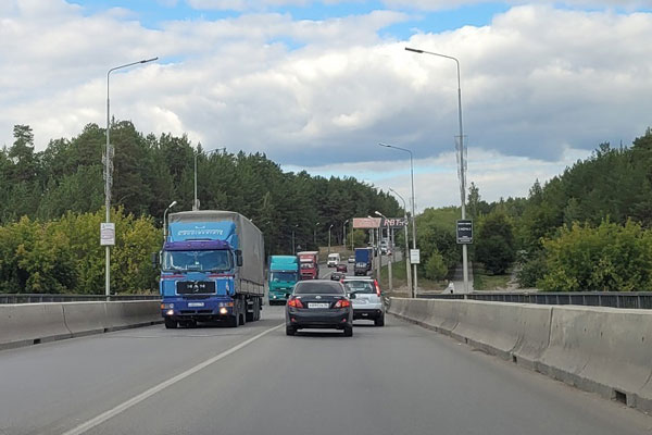 После закрытия моста на трассе ЕШК фуры поехали через Каменск-Уральский. Выдержат ли нагрузку Байновский мост и другие?