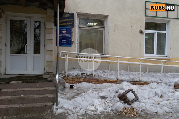 Душераздирающая картина — у соцзащиты в Каменске-Уральском: инвалид карабкается по ступеням, бросив коляску