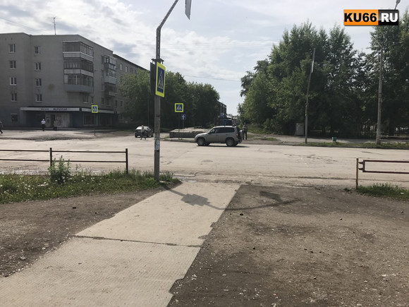 Неизвестный водитель сбил пенсионерку на переходе в Каменске-Уральском и скрылся, а у женщины сломана берцовая кость — она уже в больнице