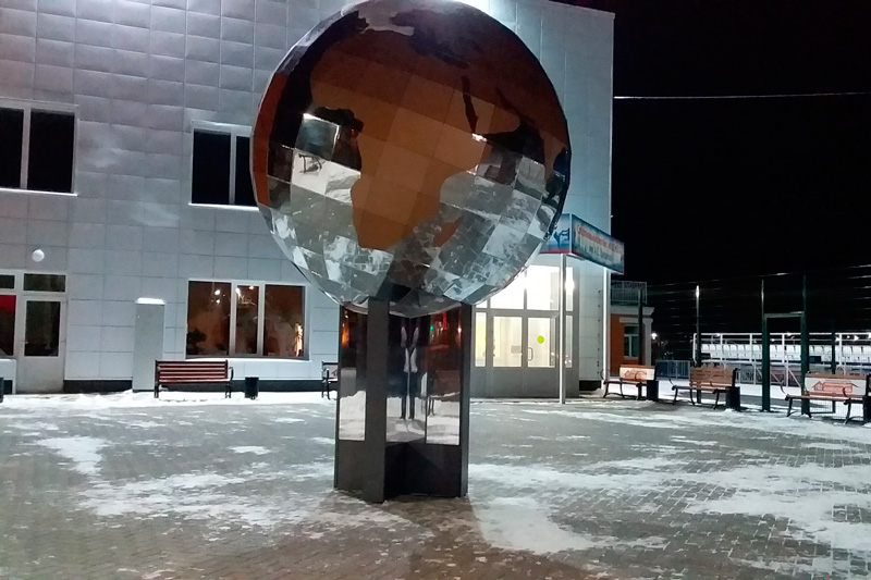 Глобус перед СК «Космос» в Каменске-Уральском подвергается атакам юных вандалов. Те не догадываются, что давно записаны на камеры...