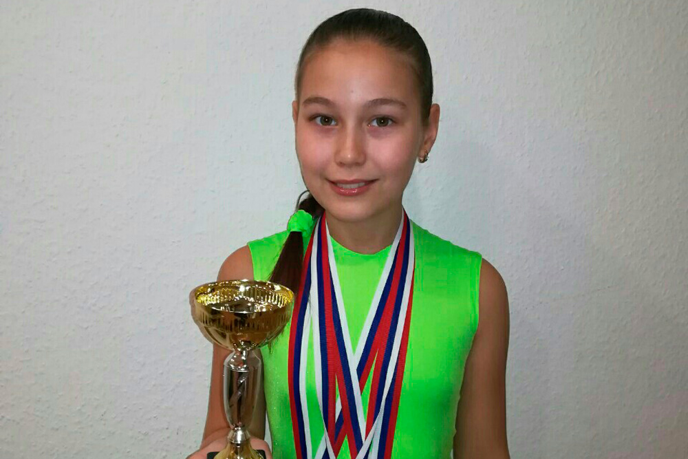 Сюрпризы от «Сюрприза»: юные участницы ансамбля бального танца из Каменска привезли с соревнований «Европа-Азия» сразу пять кубков