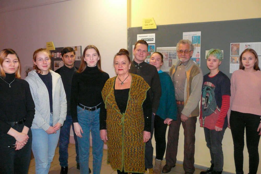 Искреннее ощущение действительности: в Каменске-Уральском проходит выставка художницы, которая пишет наивно и от того получается душевно