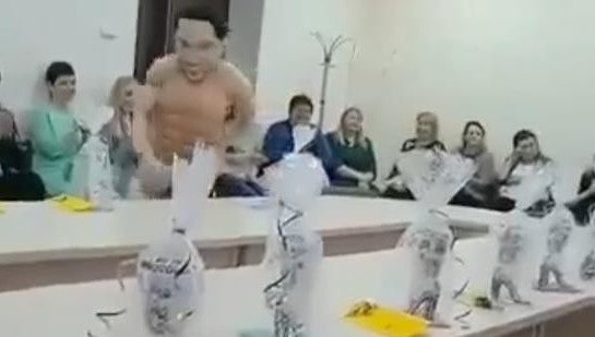 Российского чиновника уволили из-за аниматора в костюме голого человека