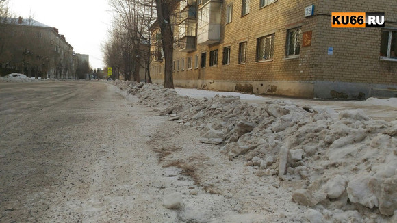 «Сколько можно издеваться?» Жителей Каменска-Уральского возмутил подход коммунальщиков к уборке снега с городских дорог