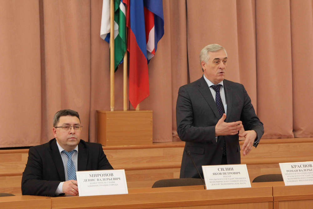 Ректор УрГЭУ встретился в Каменске с руководством школ и колледжей. Рассказывал, чем хорош вуз, «полвека формирующий интеллектуальную элиту»