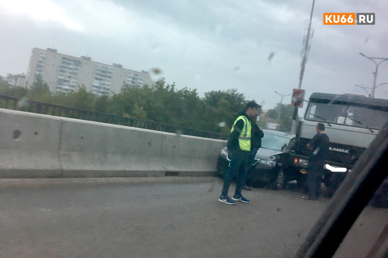 Камаз подмял под себя иномарку на Байновском мосту в Каменске-Уральском: из-за ДТП была перекрыта полоса, образовалась пробка