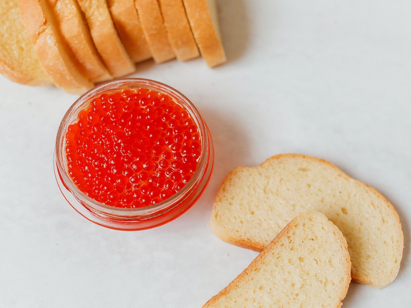 Мошенники продают россиянам «икорный суп» вместо настоящей икры: как не купить подделку | Эксперт Зверев предупредил о подделках икры на Новый год