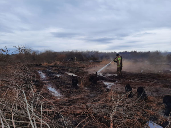 Пожарные из Каменска-Уральского несут службу у деревни Большое Седельниково
