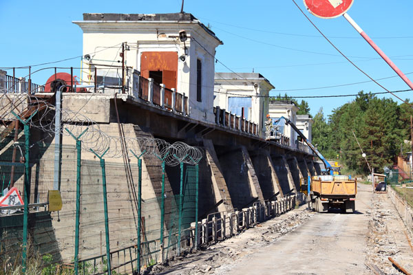 На Волковской плотине продолжаются ремонтные работы