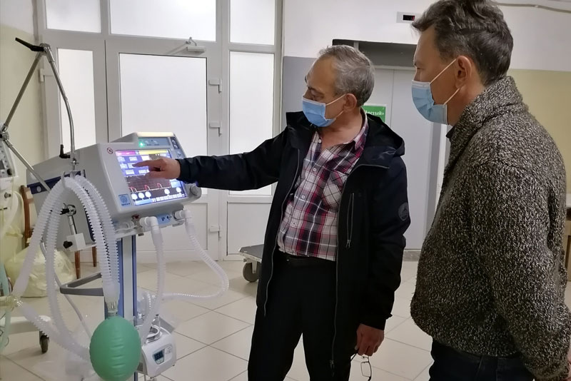 Межмуниципальный провизорный госпиталь в Каменске-Уральском пополнился 20 современными аппаратами ИВЛ для пациентов от двух до 300 кг